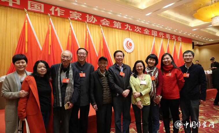 12月1日，第二次全體會議開始前，部分代表合影。