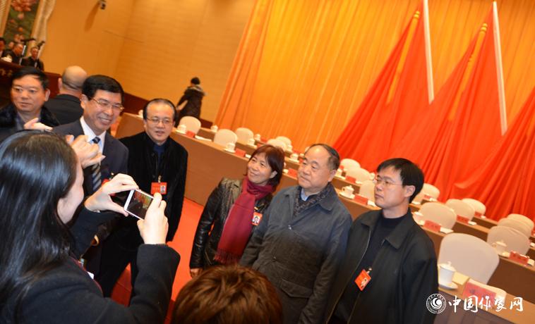 12月1日，莫言被粉絲代表們簇擁