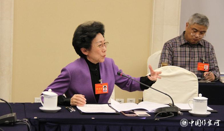 12月1日下午，中央直屬機關代表團分組討論，代表積極發(fā)言。