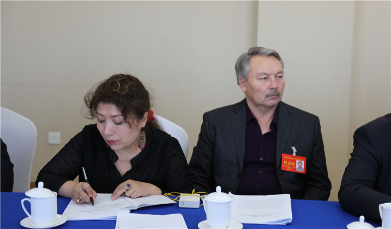 12月1日下午，天津、貴州、新疆代表團代表認真做記錄。