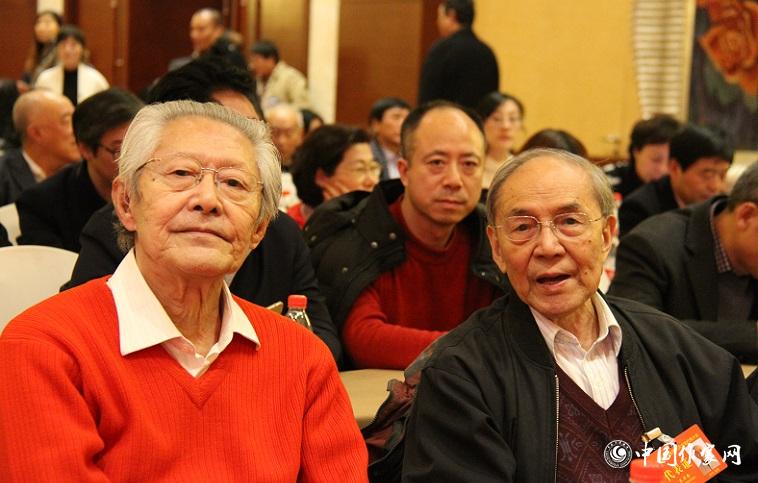 代表束沛德、崔道怡在報告會會場。