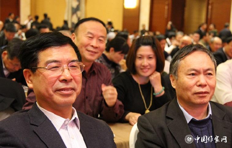 楊學峰、譚好哲等山東作家充滿期待地等待聆聽報告。