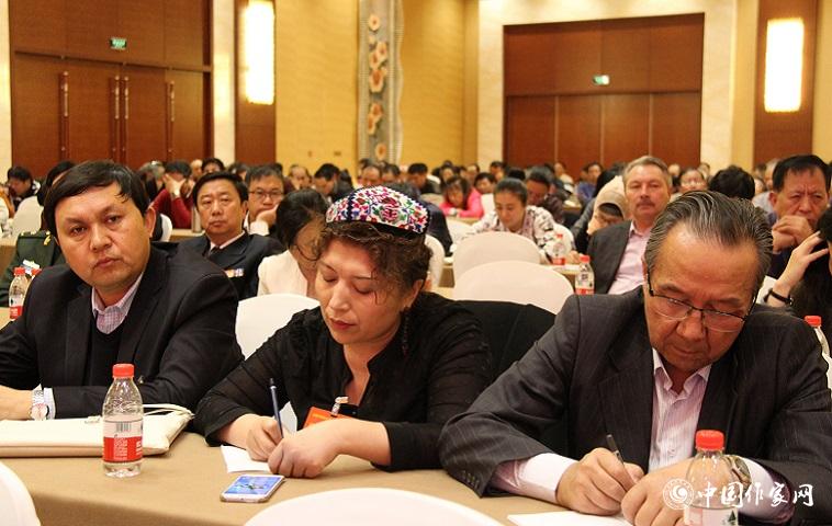 代表們在國際形勢與外交工作報告會上認真記錄。