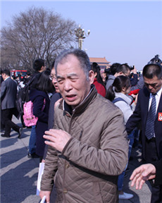 參加全國(guó)政協(xié)開(kāi)幕會(huì)的委員梁曉聲