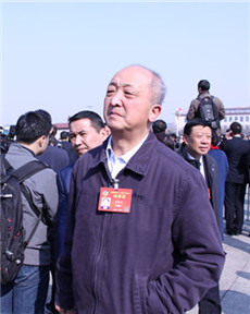 參加全國(guó)政協(xié)開(kāi)幕會(huì)的委員劉冠軍