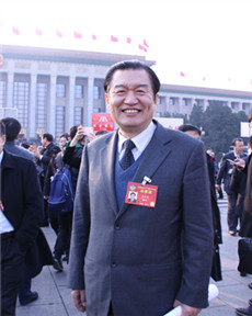 參加全國(guó)政協(xié)開(kāi)幕式的委員王興東