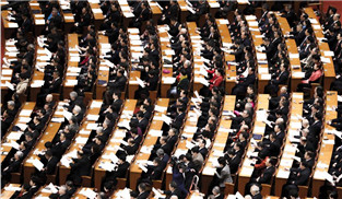 政協(xié)委員們?cè)谡J(rèn)真聽(tīng)會(huì)