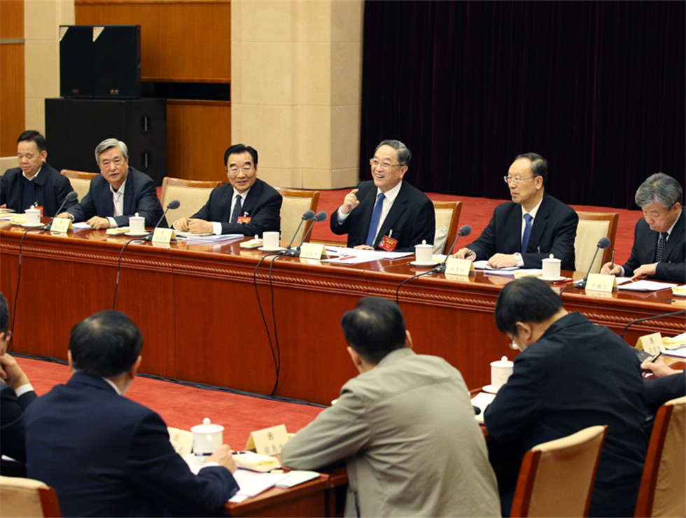 俞正聲看望社會(huì)科學(xué)、新聞出版界委員并參加討論