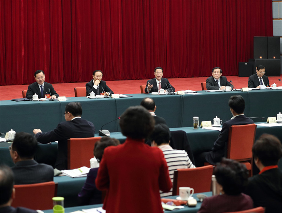 張高麗看望致公、僑聯(lián)、對(duì)外友好界委員并參加討論