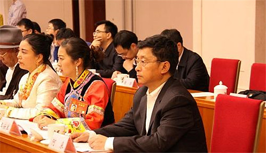 兩會(huì)專(zhuān)訪(fǎng)阿來(lái)：文學(xué)要把社會(huì)更寬廣的東西寫(xiě)出來(lái)