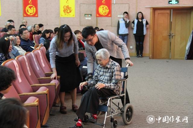 開場前，于是之的遺孀李曼宜來到現(xiàn)場