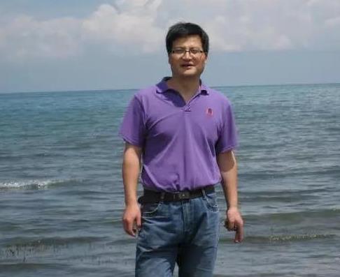 王鵬程：我傾向事實(shí)感的批評(píng)         文學(xué)批評(píng)作為一種審美體驗(yàn)和價(jià)值判斷，“知多偏好，人莫圓該”。那么，批評(píng)諸要素中最關(guān)鍵的是什么？學(xué)識(shí)、視野，抑或眼光、方法？竊以為，最關(guān)鍵的還是事實(shí)感——藝術(shù)經(jīng)驗(yàn)里真理性內(nèi)涵的呈現(xiàn)。如伽達(dá)默爾所言：藝術(shù)作品的真理性既不孤立地體現(xiàn)在作品上，也不孤立地存于審美主體上，而是存在于過(guò)去與現(xiàn)在的溝通，以及“不斷更新的被經(jīng)驗(yàn)的實(shí)在性”上。由此可見(jiàn)，事實(shí)感是一種無(wú)形的“軟能力”，是一種看起來(lái)極為普通而又十分難得的批評(píng)才能。但它無(wú)疑是批評(píng)的生命線，關(guān)系到批評(píng)的可信度和有效性。　　　　　　　　　　　　　　　　　　[詳細(xì)]