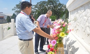 吳義勤向烈士獻(xiàn)花圈 