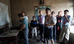 采訪團(tuán)觀摩作戰(zhàn)圖