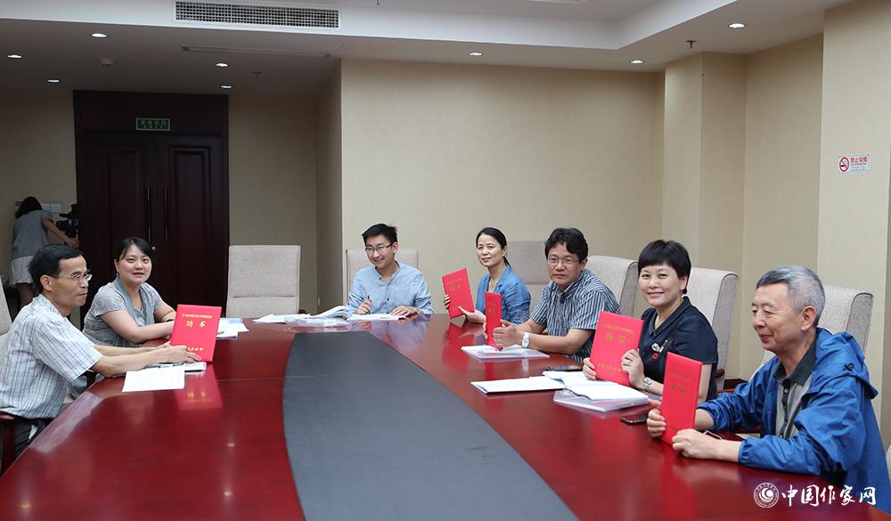 7月24日，全體會(huì)議結(jié)束后，綜合二組召開(kāi)小組會(huì)議