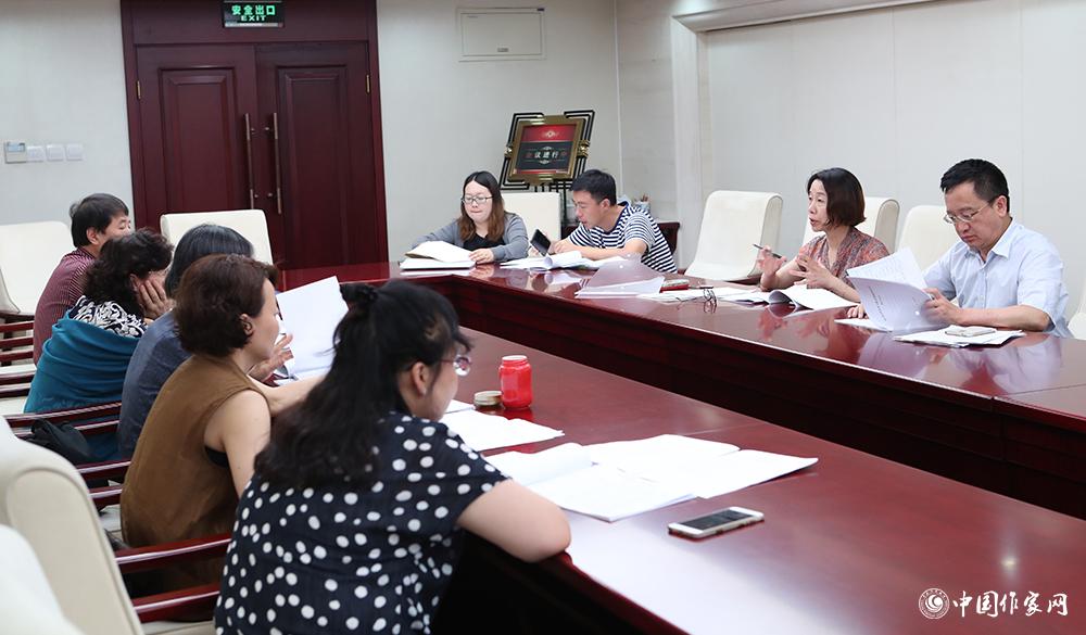 7月24日，全體會(huì)議結(jié)束后，綜合一組召開(kāi)小組會(huì)議