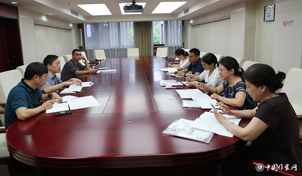 7月24日，全體會(huì)議結(jié)束后，小說(shuō)二組召開(kāi)小組會(huì)議