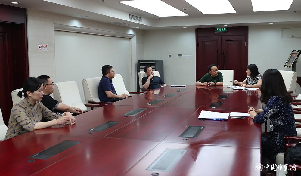 7月24日，全體會(huì)議結(jié)束后，小說(shuō)一組召開(kāi)小組會(huì)議