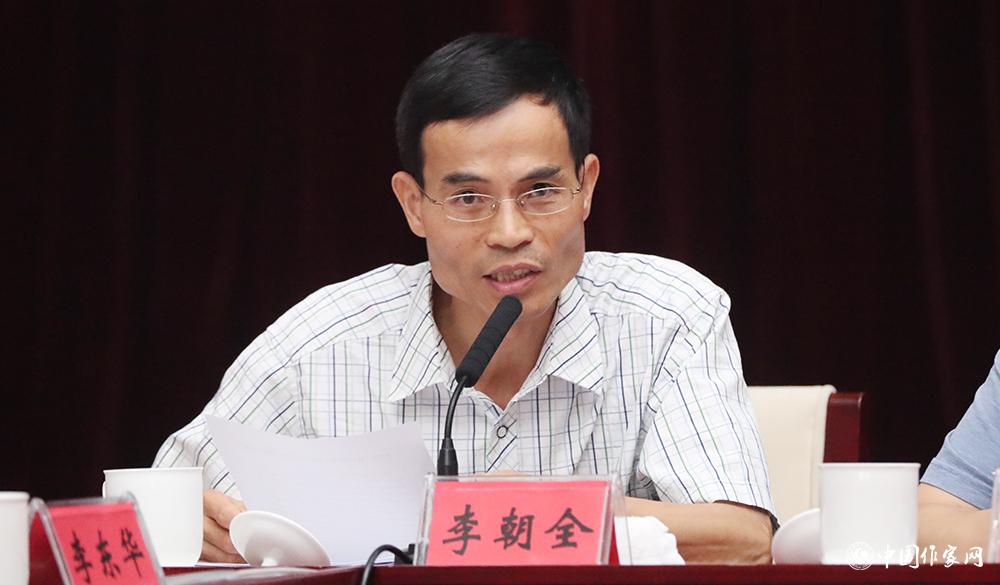 7月24日，李朝全就參評(píng)作品申報(bào)公示、分組情況及會(huì)務(wù)注意事項(xiàng)等作說(shuō)明