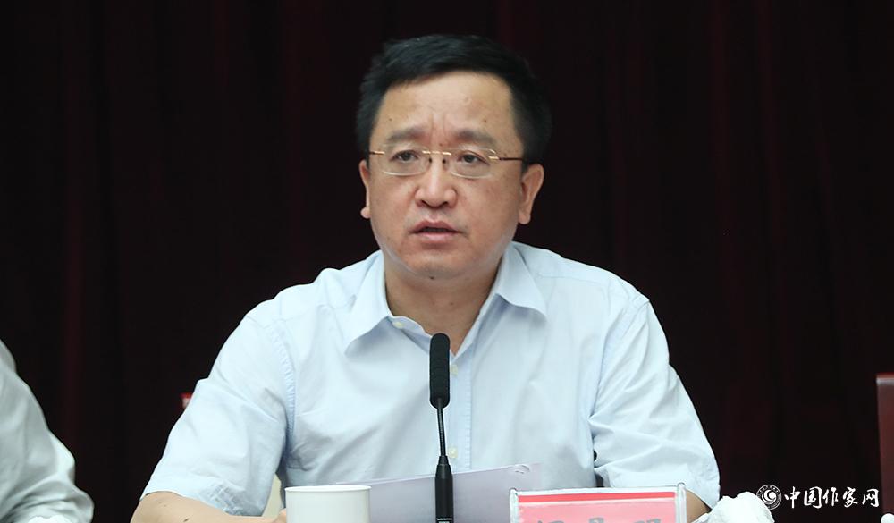 7月24日，第十屆全國(guó)優(yōu)秀兒童文學(xué)獎(jiǎng)評(píng)獎(jiǎng)委員會(huì)第一次全體會(huì)議由閻晶明主持