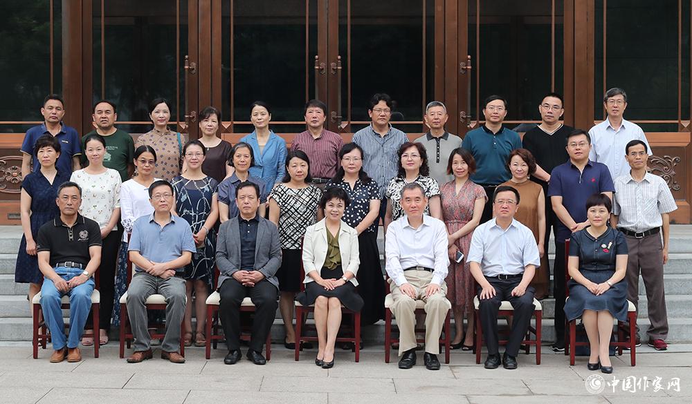 7月24日，第十屆全國(guó)優(yōu)秀兒童文學(xué)獎(jiǎng)全體評(píng)委合影