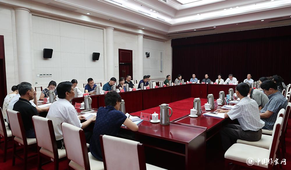 7月24日，第十屆全國(guó)優(yōu)秀兒童文學(xué)獎(jiǎng)評(píng)獎(jiǎng)委員會(huì)第一次全體會(huì)議現(xiàn)場(chǎng)