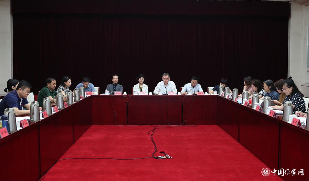 7月24日，第十屆全國(guó)優(yōu)秀兒童文學(xué)獎(jiǎng)評(píng)獎(jiǎng)委員會(huì)第一次全體會(huì)議在京舉行