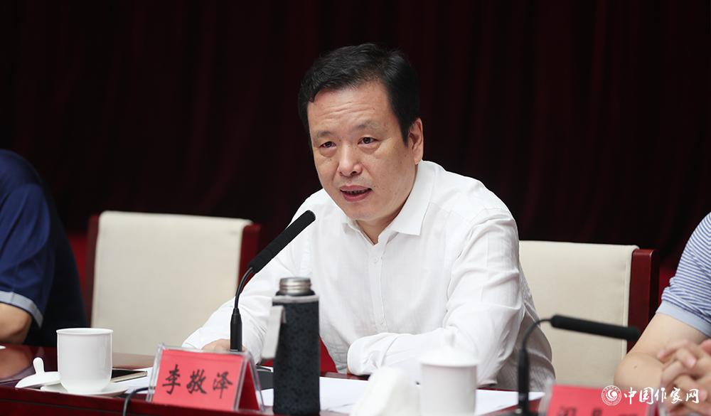 8月4日，李敬澤主持第十屆兒獎(jiǎng)評(píng)委會(huì)第六次全體會(huì)議