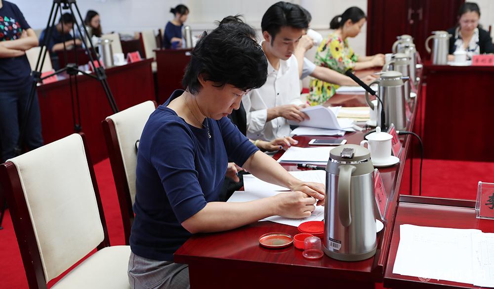 8月4日，紀(jì)律監(jiān)察組人員對(duì)選票結(jié)果蓋章封存