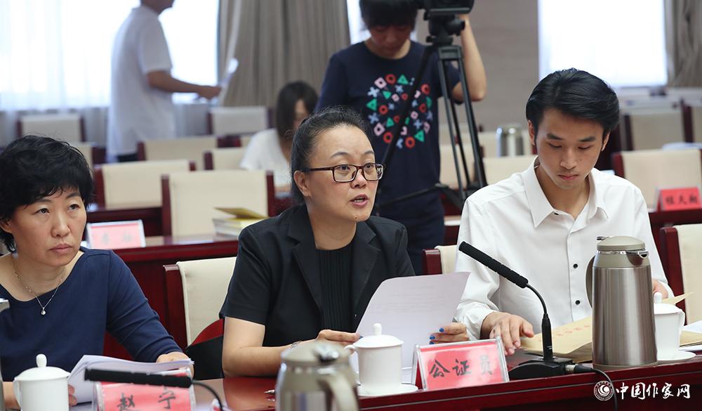 8月4日，公證員宣讀公證書(shū)