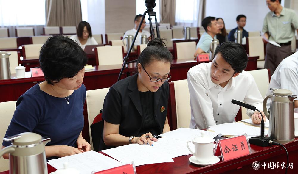 8月4日，公證處人員查看選票情況