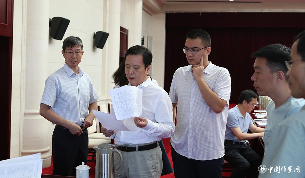 8月4日，李敬澤查看選票統(tǒng)計(jì)情況