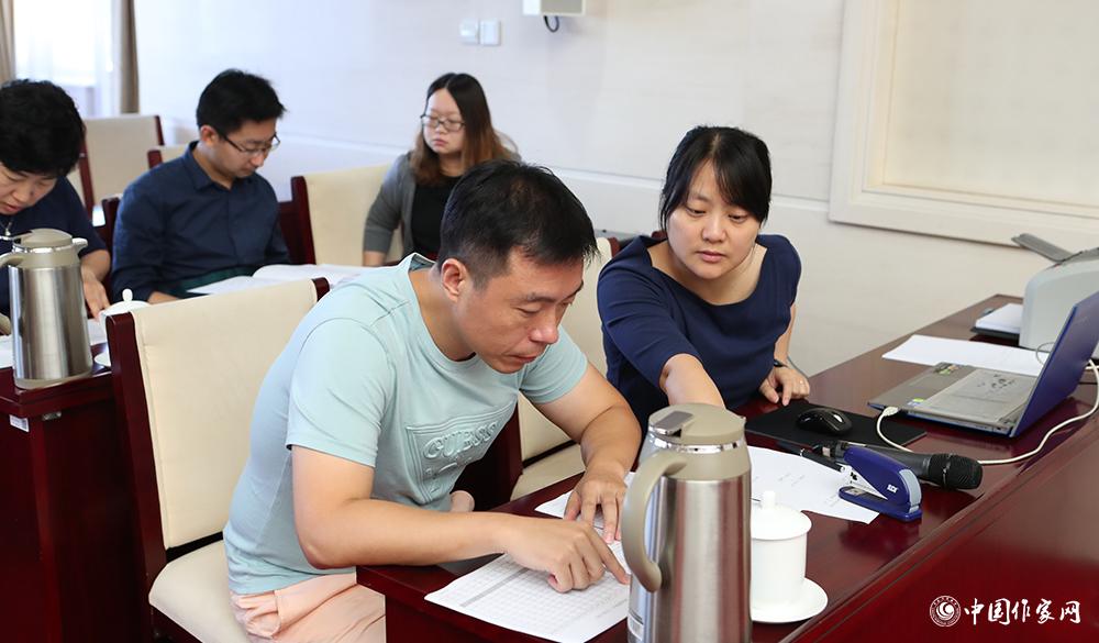 8月4日，各組聯(lián)絡(luò)員統(tǒng)計(jì)選票