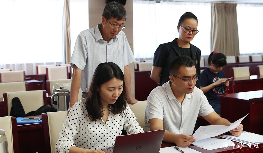 8月4日，各組聯(lián)絡(luò)員統(tǒng)計(jì)選票