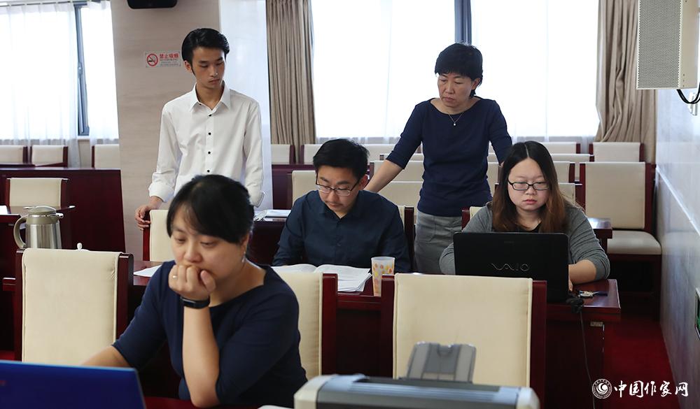 8月4日，各組聯(lián)絡(luò)員統(tǒng)計(jì)選票