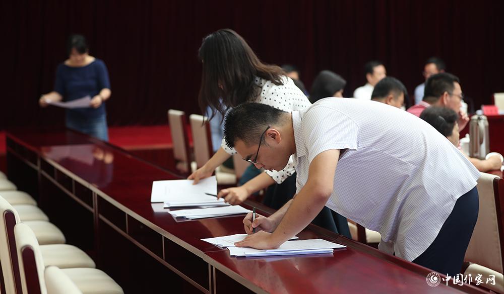 8月4日，第十屆兒獎(jiǎng)評(píng)委會(huì)第六次全體會(huì)議上，聯(lián)絡(luò)員清點(diǎn)收回選票情況