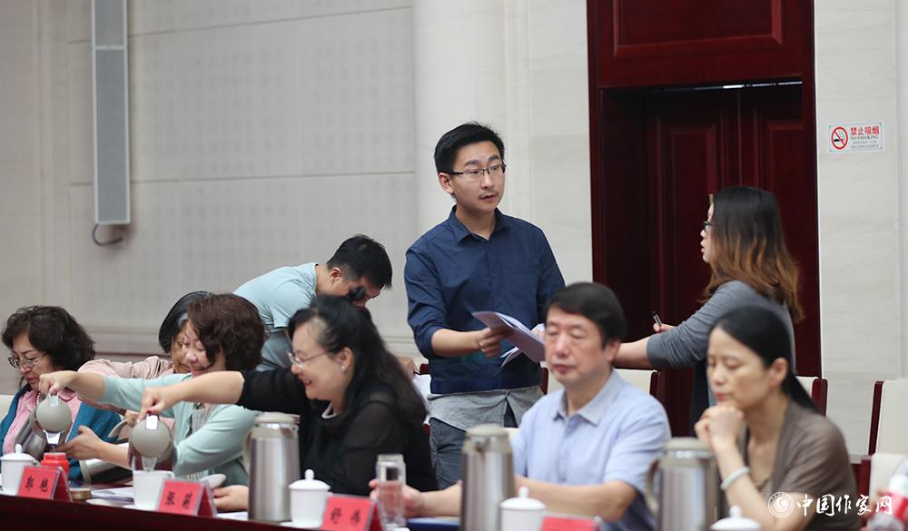 8月4日，第十屆兒獎(jiǎng)評(píng)委會(huì)第六次全體會(huì)議上，聯(lián)絡(luò)員收回選票