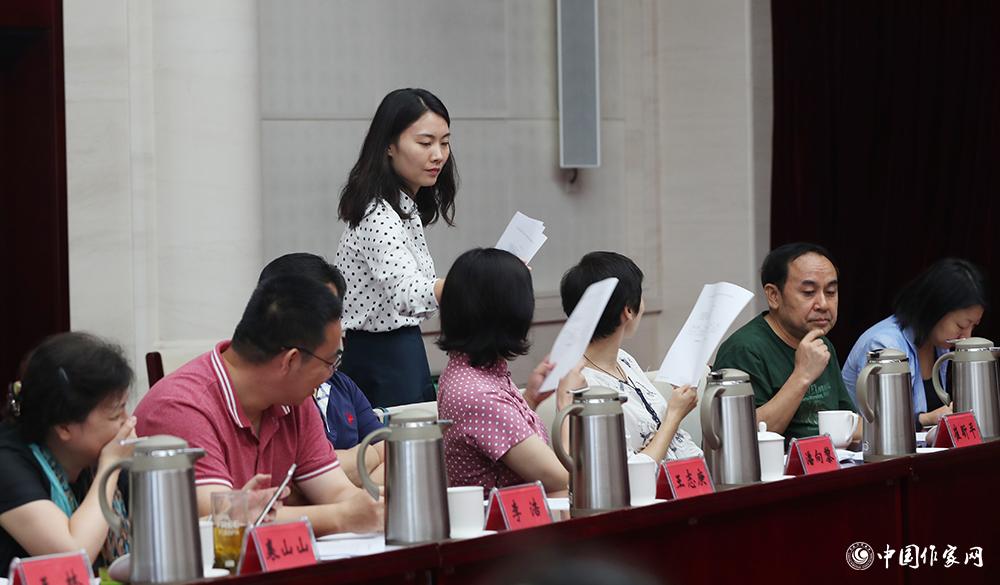 8月4日，第十屆兒獎(jiǎng)評(píng)委會(huì)第六次全體會(huì)議上，聯(lián)絡(luò)員收回選票