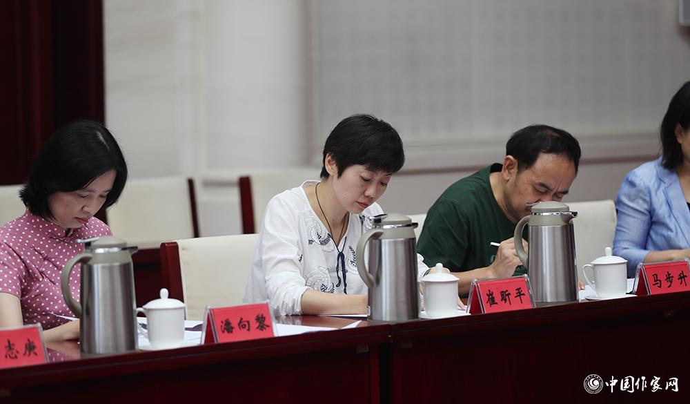 8月4日，第十屆兒獎(jiǎng)評(píng)委會(huì)第六次全體會(huì)議上，評(píng)委填寫(xiě)選票