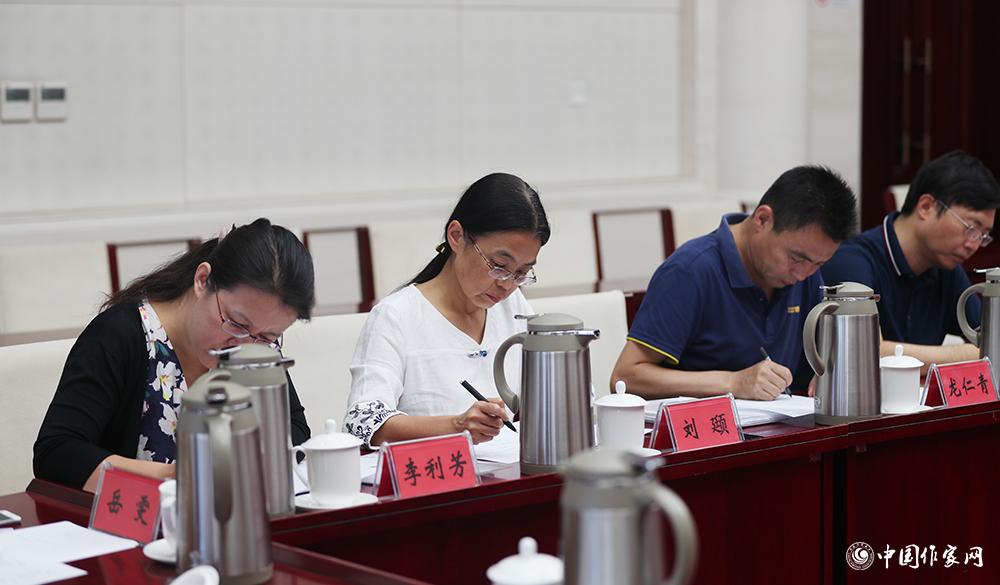 8月4日，第十屆兒獎(jiǎng)評(píng)委會(huì)第六次全體會(huì)議上，評(píng)委填寫(xiě)選票