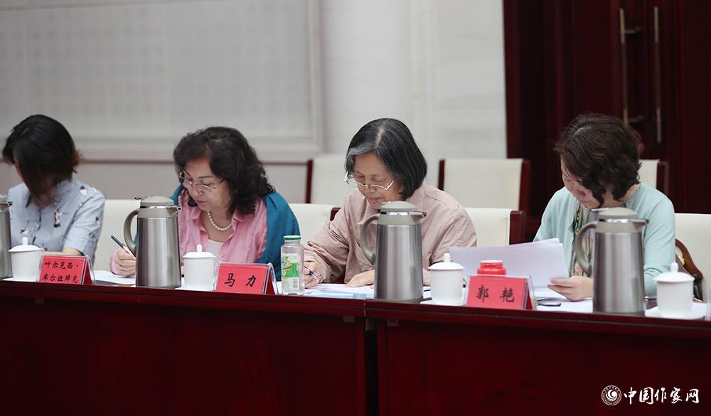 8月4日，第十屆兒獎(jiǎng)評(píng)委會(huì)第六次全體會(huì)議上，評(píng)委填寫(xiě)選票