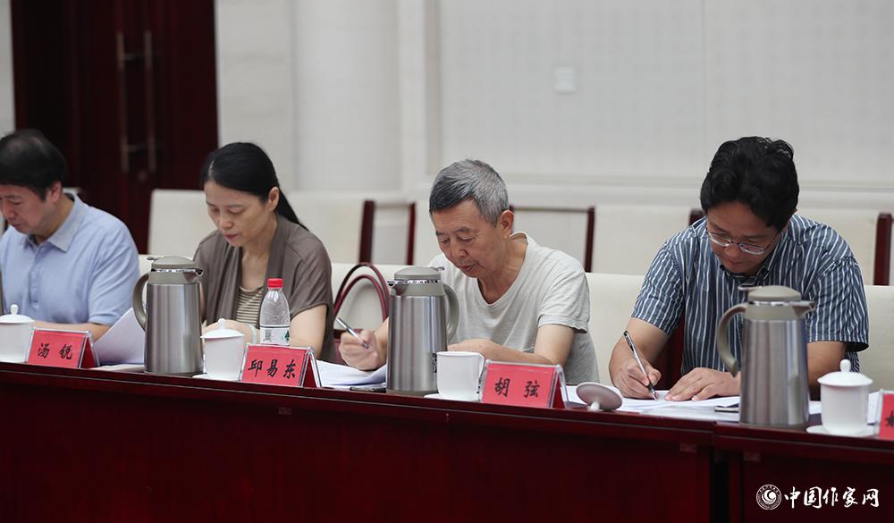 8月4日，第十屆兒獎(jiǎng)評(píng)委會(huì)第六次全體會(huì)議上，評(píng)委填寫(xiě)選票