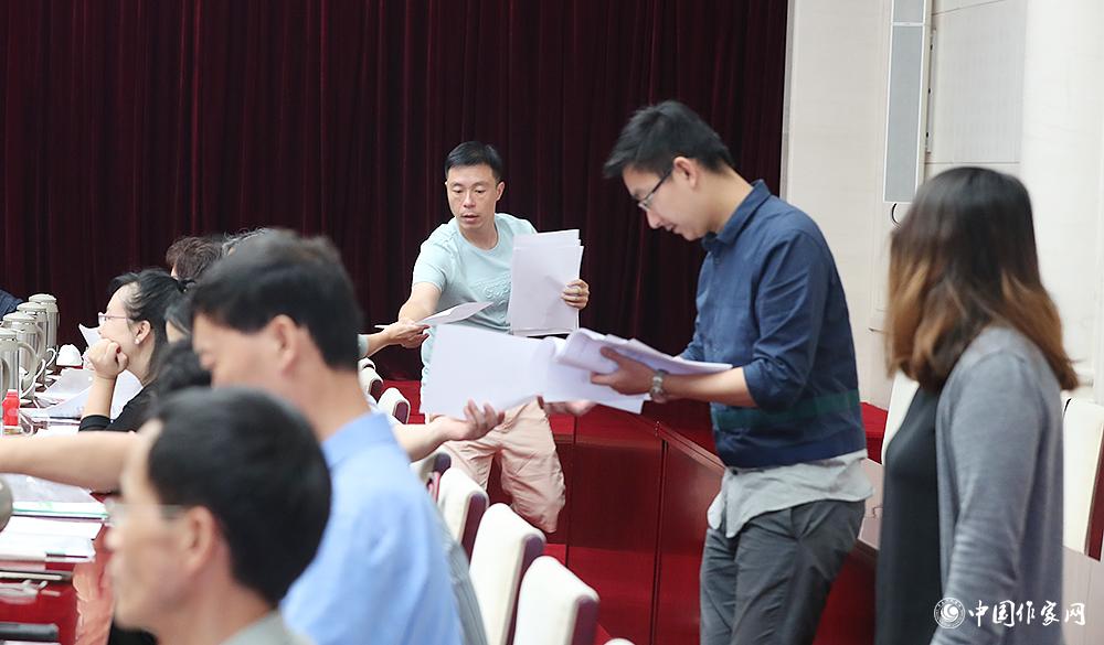 8月4日，第十屆兒獎(jiǎng)評(píng)委會(huì)第六次全體會(huì)議上，聯(lián)絡(luò)員發(fā)放選票