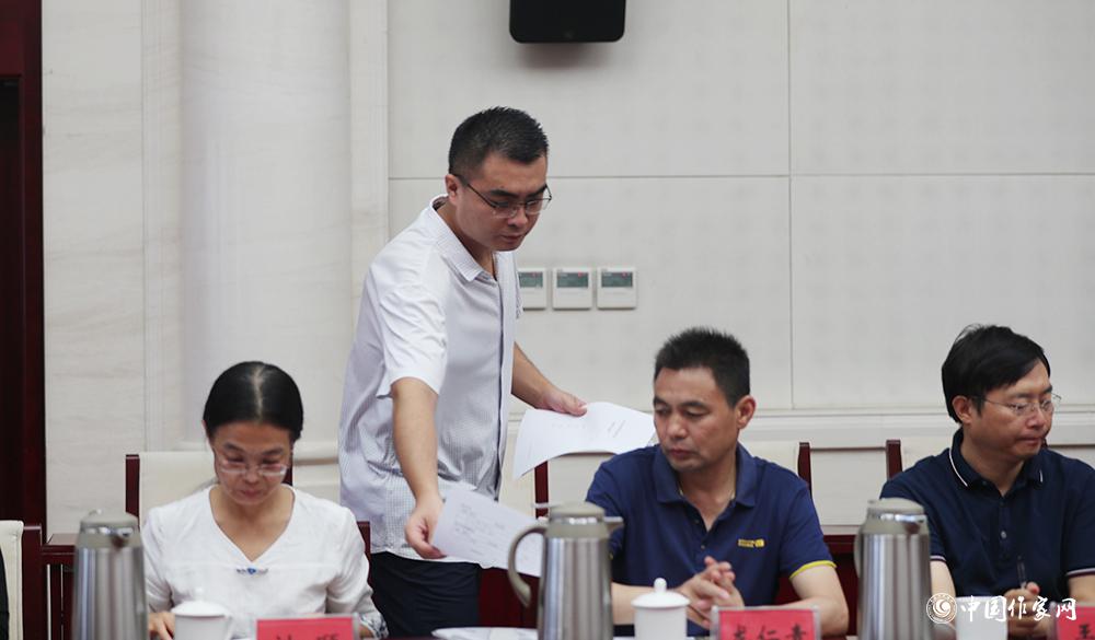 8月4日，第十屆兒獎(jiǎng)評(píng)委會(huì)第六次全體會(huì)議上，聯(lián)絡(luò)員發(fā)放選票