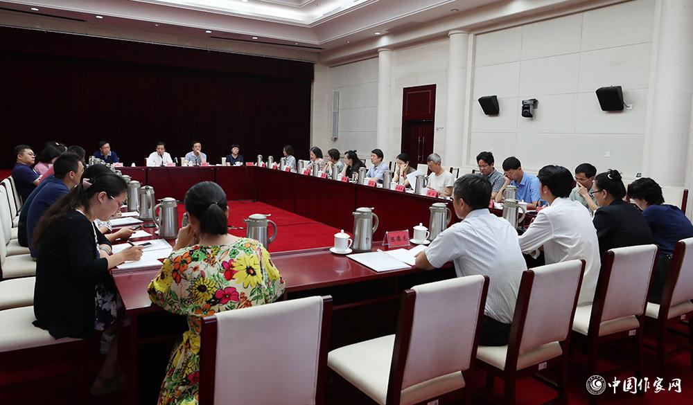 第十屆全國(guó)優(yōu)秀兒童文學(xué)獎(jiǎng)評(píng)委會(huì)第六次全體會(huì)議現(xiàn)場(chǎng)