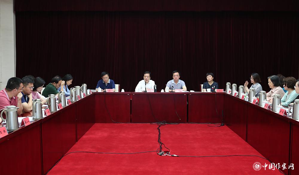 8月4日，第十屆全國(guó)優(yōu)秀兒童文學(xué)獎(jiǎng)評(píng)委會(huì)第六次全體會(huì)議召開(kāi)，投票產(chǎn)生獲獎(jiǎng)作品