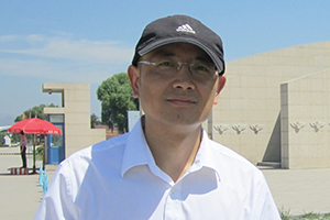 科幻文學(xué)：獲獎(jiǎng)作品《大漠尋星人》作者：趙華         獲獎(jiǎng)感言　　上班后，經(jīng)歷了職場(chǎng)的繁雜，也走了很多彎路，但最終還是提起筆來(lái)撰寫(xiě)適合孩子看的科幻故事，它們是寫(xiě)給千百個(gè)我不認(rèn)識(shí)的孩子的，又仿佛是寫(xiě)給自己的。《大漠尋星人》中的7個(gè)故事就是其中的一部分，它們都是同星空、同人的真善有關(guān)的故事，當(dāng)一個(gè)人意識(shí)到世界的浩瀚和自己的渺小時(shí)，就會(huì)心存敬畏……