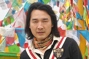 報(bào)告文學(xué)：獲獎(jiǎng)作品《夢(mèng)想是生命里的光》作者：舒輝波         獲獎(jiǎng)感言　　優(yōu)秀的文學(xué)作品是藝術(shù)的，也一定是科學(xué)的。在今后的寫(xiě)作中，除了多讀書(shū)、勤思考，把自己的寫(xiě)作放在世界范圍內(nèi)來(lái)考量，視界開(kāi)闊之外，還得多做田野調(diào)查，去看、去問(wèn)、去聽(tīng)，去發(fā)現(xiàn)、去感覺(jué)、去歡笑、去流淚。和孩子們共悲欣，同成長(zhǎng)。