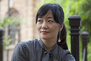 散文：獲獎(jiǎng)作品《愛(ài)——外婆和我》作者：殷健靈         獲獎(jiǎng)感言　　2013年立春，我與最?lèi)?ài)的外婆永別。5個(gè)月后，為了排遣久滯心頭的悲傷，也為了撫慰家人，我在最短的時(shí)間里寫(xiě)下《愛(ài)——外婆和我》。在我所有的作品里，她是我最珍視的、也是最特殊的。對(duì)于寫(xiě)作這本書(shū)的我，她得來(lái)得最輕易，也得來(lái)得最艱難。