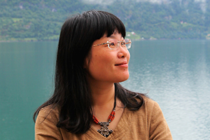 童話(huà)：獲獎(jiǎng)作品《水妖喀喀莎》作者：湯湯         獲獎(jiǎng)感言　　如果有一天，我能把童話(huà)寫(xiě)到足夠廣闊和深邃，讓它有大海、星空、森林和荒漠的浩瀚無(wú)涯，又有一粒沙子、一朵小花，一顆水珠的細(xì)膩精致；讓它單純又繁復(fù)，五彩繽紛如同萬(wàn)物生長(zhǎng)，讓它如歌又如詩(shī)，瑰麗神奇散發(fā)出迷人的氣質(zhì)；讓一切悲傷歡喜幸福痛苦都在童話(huà)里相遇，奏出一闕闕生命的交響曲。